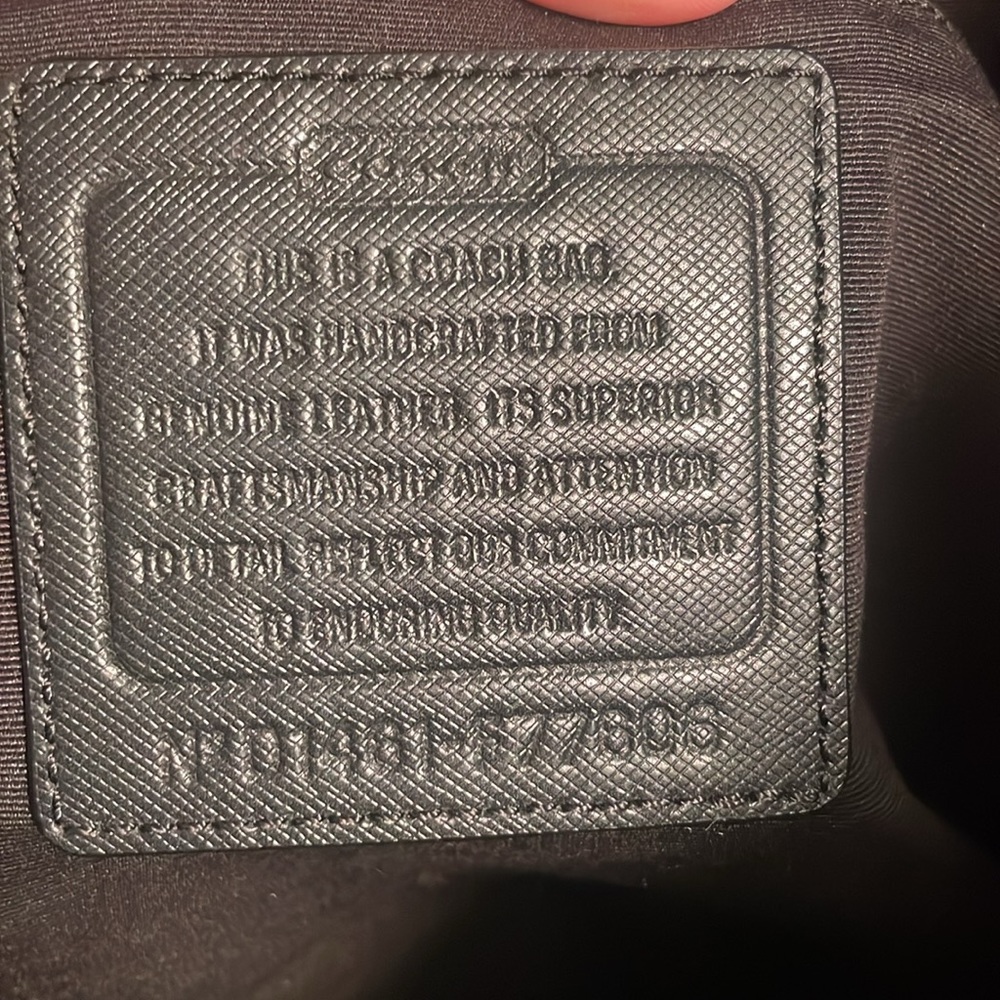 Coach shoulder bag preowned handles are cracking just at the shoulder area - Picture 5 of 11